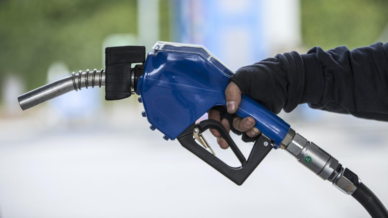 BENZİN VE MOTORİN FİYATLARINDA BEKLENEN ZAM
Akaryakıt fiyatlarındaki artışın ertelenmesiyle birlikte, yeni zam tarihleri merakla bekleniyor. Benzin fiyatında 1 lira 81 kuruş, motorin fiyatında ise 1 lira 79 kuruş artış yapılması planlanıyor. Bu zamların önümüzdeki hafta pazartesi veya salı günü yürürlüğe girmesi bekleniyor. Zamların kesinleşmesi durumunda, sürücüler akaryakıt istasyonlarında daha yüksek fiyatlarla karşılaşacak.
