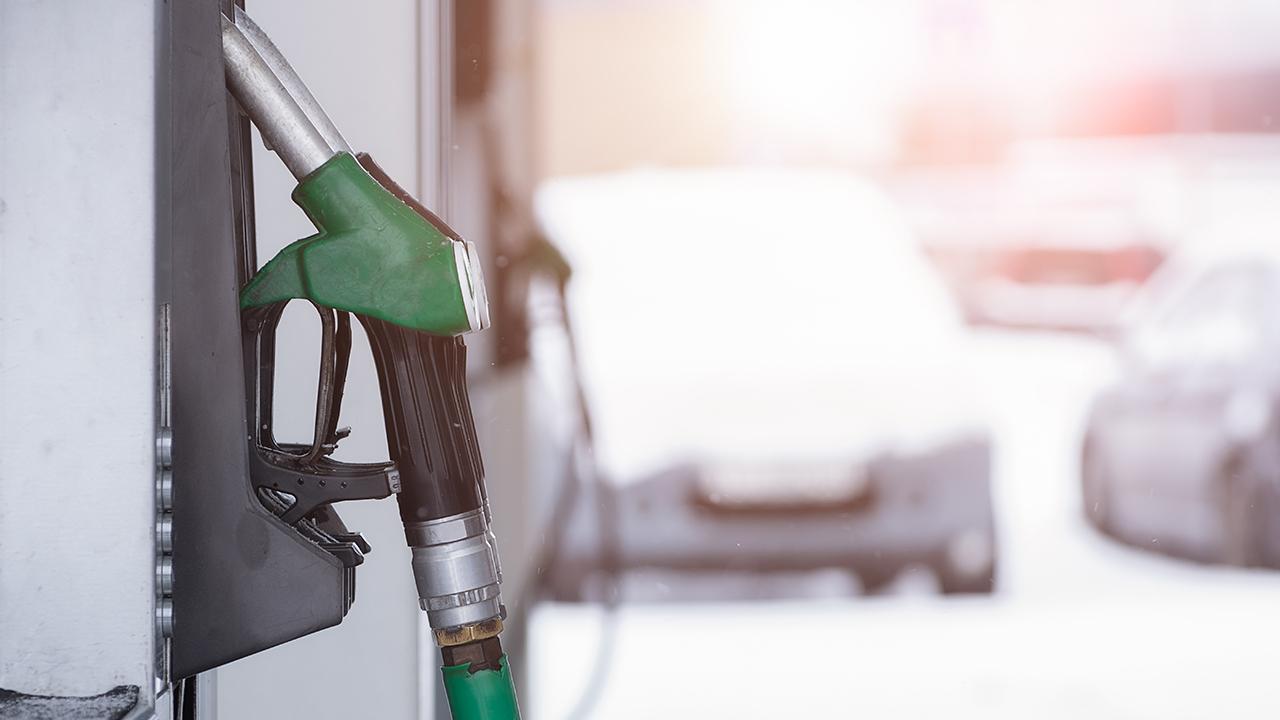 DOLAR KURU VE PETROL FİYATLARININ ETKİSİ
Petrol fiyatlarının yanı sıra, dolar kurundaki yükseliş de akaryakıt fiyatlarına etki ediyor. Döviz kurlarındaki artış, ithal edilen petrolün maliyetini artırarak, benzin ve motorin fiyatlarına zam olarak yansıyor. Son dönemde yaşanan bu artışlar, sürücülerin akaryakıt maliyetlerini daha da yükseltecek gibi görünüyor.
