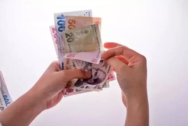 KREDİ FAİZLERİNDEKİ ARTIŞ VATANDAŞI ALTERNATİFLERE YÖNELTTİ
Merkez Bankası'nın aldığı son kararlar doğrultusunda, ihtiyaç, konut ve taşıt kredilerindeki faiz oranları hızla yükseldi. Bu durum, vatandaşların düşük faizli veya sıfır faizli kredi arayışlarını artırdı. Bankalar, yeni müşterilerini çekebilmek için sıfır faizli kredi kampanyalarını genişleterek cazip fırsatlar sunmaya başladı.
