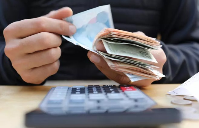 FİŞ DÜZENLEMESİNDE KATI KURALLAR
Post cihazlarını başkalarına kullandıran işletmeler ve fiş düzenlemeyen esnaflar da yeni vergi paketi ile ağır yaptırımlarla karşılaşacak. "Fiş almayalım, indirim yap" anlayışı sona erecek. Fiş düzenlemeyen işletmelere kesilecek cezalar, 3 bin 400 liradan başlayıp 30 bin liraya kadar çıkabilecek. Bu düzenleme, vergi kaybını en aza indirmeyi ve kayıt dışı ekonomiyi kontrol altına almayı hedefliyor.

