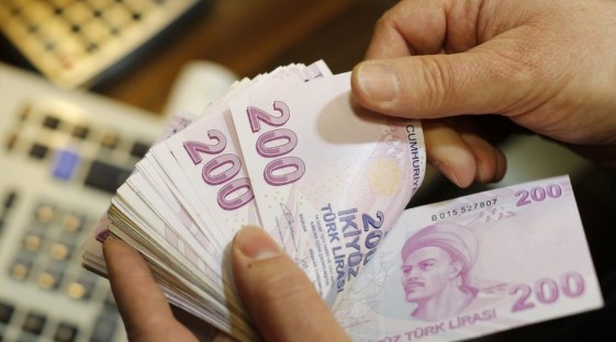 GELİRİNDEN FAZLA HARCAMA YAPANLARA SIKI TAKİP
Yeni vergi paketinde en dikkat çeken düzenlemelerden biri, gelirinden fazla harcama yapan vatandaşlarla ilgili. Örneğin, bir kişinin yasal olarak 100 bin liralık geliri varken, aylık harcamaları 200 bin liranın üzerinde ise bu kişi Maliye tarafından çağrılarak bu farkı açıklaması istenecek. Bu sayede, gelirlerini beyan etmeyen ve vergi kaçıran bireyler kayıt altına alınarak denetim altına alınacak.
