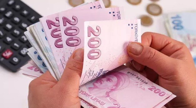 EV KADINLARI İÇİN ERKEN EMEKLİLİK
Düzenlemenin bir diğer önemli boyutu ise ev kadınlarına yönelik. Sosyal Güvenlik Uzmanı İsa Karakaş, ev kadınlarına verilen sözlerin tutulacağını belirtti. Daha az prim günü ile ve çocuk sayısına bağlı olarak erken emeklilik mümkün olacak. Bu düzenleme ile ev kadınlarının da sosyal güvenlik sistemine dahil edilmesi ve emeklilik hakkı kazanmaları sağlanacak.
