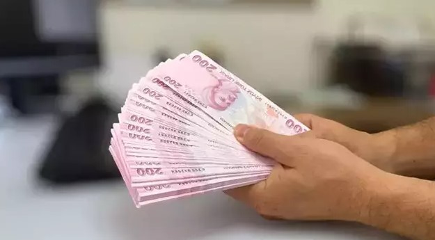BAĞ-KUR'LULAR İÇİN PRİM GÜN EŞİTLEMESİ
EYT düzenlemesinin ardından, Bağ-Kur'lu küçük esnaf da prim gün sayısının Sosyal Sigortalar Kurumu (SSK) çalışanlarıyla eşitlenmesini talep ediyor. Çalışma ve Sosyal Güvenlik Bakanı Vedat Işıkhan, Bağ-Kur'luların prim gün sayısının 9000'den 7200'e düşürülmesine yönelik çalışmaların sürdüğünü açıkladı. İkinci EYT düzenlemesi için geri sayım başlamış durumda.
