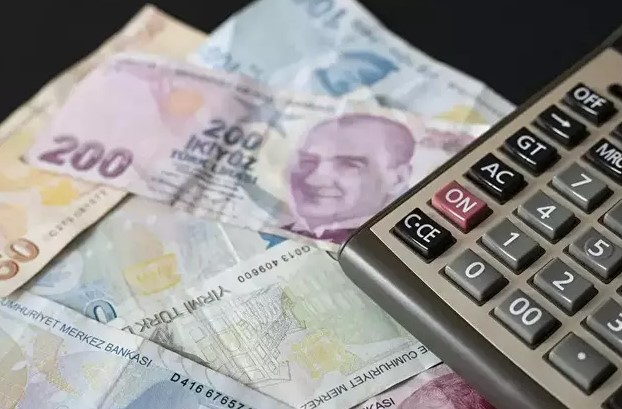 SEYYANEN ZAM VE DÜZELTME TALEBİ
SSK, Bağ-Kur ve memur emeklilerine seyyanen zam yapılmadan maaş düzenlemesi yapılamayacağı belirtiliyor. Bu kapsamda, emeklilere yapılacak seyyanen zamların, mevcut maaş dengesizliklerini ortadan kaldırması bekleniyor. Özellikle prim gün sayısına bağlı maaş farklılıklarının giderilmesi, emekliler için daha adil bir maaş dağılımı sağlayacak.
