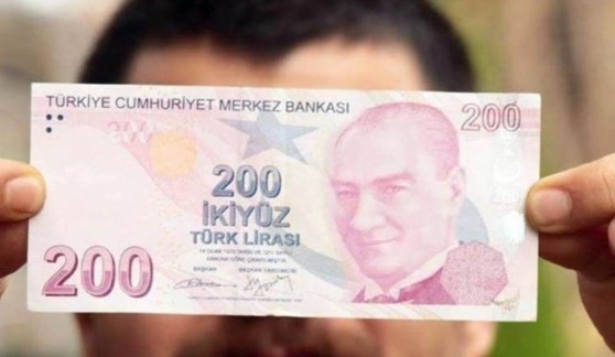 ASGARİ ÜCRET BELİRLEMESİNDE MUHALEFET ŞERHİ
Atalay, "Asgari ücreti belirlerken şartımız 18 bin TL olması ve yılda iki kez belirlenmesiydi. Ancak bu önerimiz kabul edilmediği için karara muhalefet şerhi koymuştuk. Sendikalı olmayan asgari ücretliler, özel sektörde çalıştıkları için grev yapamıyor ve haklarını arayamıyor. Biz, kanunun verdiği yetkiye dayanarak komisyonlarda onları temsil ediyoruz," diye ekledi.
