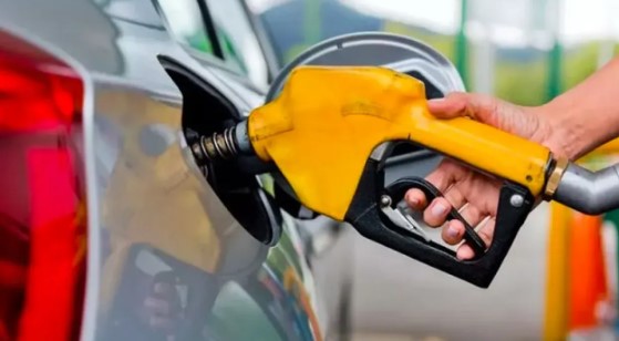 AKARYAKIT ZAMMININ ARKASINDAKİ NEDENLER
Akaryakıt fiyatlarındaki bu artışın temel sebepleri arasında küresel petrol fiyatlarındaki artış ve dolar kurundaki dalgalanmalar yer alıyor. Petrol fiyatlarındaki yükseliş, Türkiye’deki akaryakıt fiyatlarına doğrudan etki ederken, dolar kurunun da bu durumu tetiklediği görülüyor.
