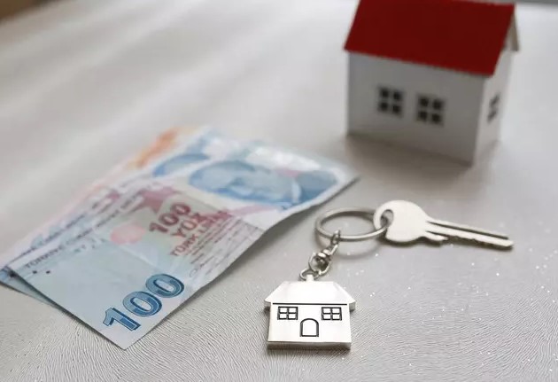 BANKA ÜZERİNDEN KİRA ÖDEMELERİNE VERGİ KESİNTİSİ
Yeni vergi yasası paketi ile birlikte kira ödemelerinin bankalar üzerinden yapılması zorunlu hale gelecek. Bu düzenlemeyle, kiracıların her ay bankaya yatırdıkları kira bedelinden yüzde 20 oranında vergi kesintisi yapılacak ve bu kesinti doğrudan Maliye'ye gönderilecek. Örneğin, 10 bin TL kira geliri olan bir ev sahibi, vergi kesintisi sonrası 8 bin TL alacak. Bu düzenleme, yıllık beyanname ile ödenen kira vergisinin yerine geçecek.
