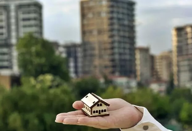 ELDEN KİRA ÖDEMELERİNE SON
Hazine ve Maliye Bakanlığı, kayıt dışılığı önlemek amacıyla kira ödemelerinin elden yapılmasını engellemeye yönelik yeni tedbirler alacak. Bu kapsamda, elden kira ödemesi yapan kiracılara özel usulsüzlük cezası kesilecek. Ancak kiracı, ödemeyi elden yaptığını yetkililere bildirirse ceza almayacak. Aynı kurallar iş yeri kiralamalarında da geçerli olacak.
