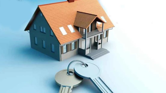 YENİ SİSTEMİN DETAYLARI
Mevcut sistemde kira gelirleri yıllık beyanname ile vergilendirilirken, yeni düzenlemeyle bu sistem aylık vergi kesintisine dönüşecek. Kiracılar, kira bedelini her ay bankaya yatıracak ve banka, bu paranın yüzde 20’sini vergi olarak kesecek. Böylece ev sahiplerinin hesaplarına geçen tutar vergisi ödenmiş olarak yansıyacak.
