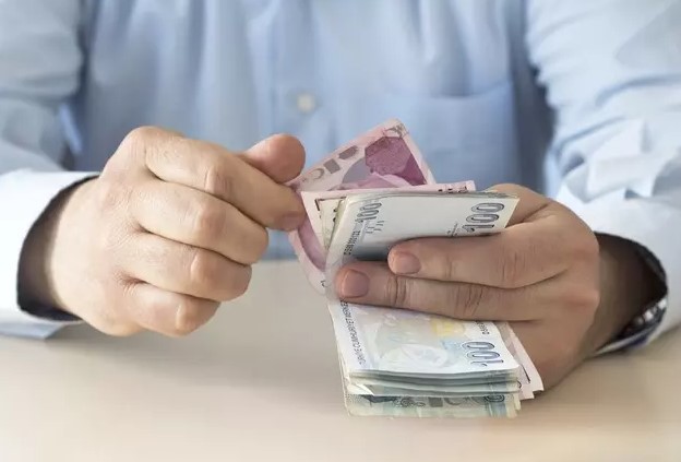 EN DÜŞÜK EMEKLİ MAAŞI KAÇ TL OLACAK?
SSK ve Bağ-Kur emeklileri için en düşük maaşın 10.000 TL olduğu belirtilmişti. Ancak, kök maaşlarda yapılacak düzenlemelerle birlikte bu rakamın 13.000-15.000 TL arasında olması bekleniyor. Yeni düzenlemelerle birlikte, emekli maaşlarında ciddi artışlar yapılması planlanıyor.
