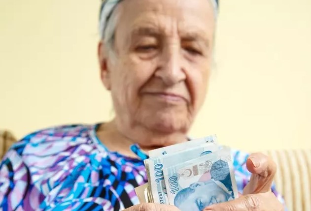 TEMMUZ 2024 MEMUR VE EMEKLİ ZAM ORANLARI
Memur ve emekli maaşları için Temmuz 2024'te yapılacak zam oranları merakla bekleniyor. 6 aylık enflasyon verileri ve refah payı ile birlikte maaşlara yansıyacak zam oranları belirleniyor. Memur ve emekli maaşlarında yapılacak zam oranlarının netleşmesiyle birlikte, maaşlarda önemli artışlar bekleniyor.
