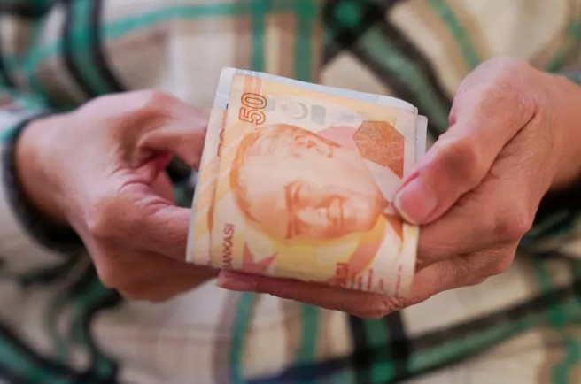 REFEH PAYI BEKLENTİSİ
Memur emeklileri için Temmuz 2024'te refah payı eklenmesi bekleniyor. Yılbaşında SSK ve Bağ-Kur emeklilerinin zamları ile memur emeklileri eşitlenmişti. Ancak, Temmuz ayında yapılacak zamlar ile memur emeklilerinin maaşlarında artış bekleniyor.
