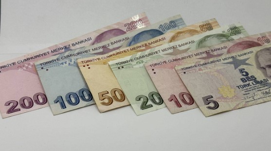 MESLEK MESLEK ZAMLI MEMUR MAAŞLARI
•	Şube Müdürü (Üniversite Mezunu) 1/4: 48.414 TL’den 58.266 TL’ye
•	Memur (Üniversite Mezunu) 9/1: 34.217 TL’den 41.180 TL’ye
•	Uzman Öğretmen 1/4: 44.066 TL’den 53.033 TL’ye
•	Öğretmen 1/4: 39.763 TL’den 47.854 TL’ye
•	Başkomiser 1/3: 48.675 TL’den 58.580 TL’ye
•	Polis Memuru 8/1: 44.047 TL’den 53.010 TL’ye
•	Uzman Doktor 1/4: 55.464 TL’den 66.750 TL’ye
•	Hemşire (Üniversite Mezunu) 5/1: 39.444 TL’den 47.470 TL’ye
•	Mühendis 1/4: 49.415 TL’den 59.470 TL’ye
•	Teknisyen (Lise Mezunu) 11/1: 35.111 TL’den 42.256 TL’ye
•	Profesör 1/4: 71.806 TL’den 86.418 TL’ye
•	Araştırma Görevlisi 7/1: 47.387 TL’den 57.030 TL’ye
•	Vaiz 1/4: 41.205 TL’den 49.590 TL’ye
•	Avukat 1/4: 47.087 TL’den 56.669 TL’ye
