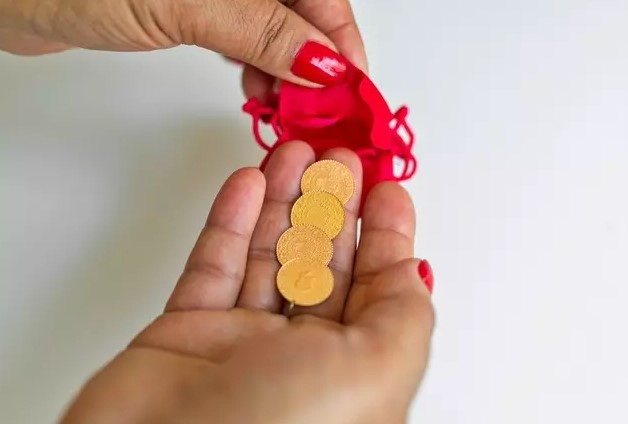 ALTINDA YENİ BİR DÖNEM BAŞLIYOR
Gram altının serbest piyasada 2.500 TL seviyesinde işlem gördüğünü belirten Memiş, enflasyonist bir ortam, merkez bankalarının altın toplaması, küresel piyasalardaki belirsizlikler ve jeopolitik gerilimler nedeniyle altına olan talebin artacağını ifade etti. Memiş, "Altın, kısa bir mola verdi ancak 2024 yılında altının 'Altın Çağı'nı yaşayacak. Yatırımcılar, altın fiyatına değil miktarına odaklanmalı, çünkü artık altın daha pahalı hale gelecek" dedi.

