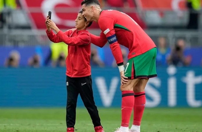 MAÇTA YAŞANAN OLAYLAR
Maç sırasında defalarca sahaya giren taraftarlar, oyunun akışını bozarak büyük sorunlara yol açtı. Bu tür olayların tekrarlanması, UEFA'nın sert önlemler almasına neden oldu. Sahaya giren taraftarlar, Portekiz'in ünlü futbolcusu Cristiano Ronaldo'ya ulaşmaya çalıştı. Bu durum, maçın sık sık durmasına ve güvenlik endişelerinin artmasına yol açtı.
