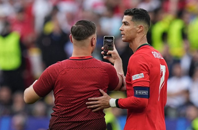 TÜRKİYE FUTBOL FEDERASYONU'NUN AÇIKLAMASI
Türkiye Futbol Federasyonu (TFF), yaşanan olaylar nedeniyle üzüntülerini dile getirerek, UEFA'nın başlattığı soruşturmayı desteklediklerini belirtti. TFF yetkilileri, maç sırasında güvenlik önlemlerinin yetersiz kaldığını kabul ederek, gelecekte benzer olayların yaşanmaması için gerekli önlemlerin alınacağını açıkladı. Ayrıca, sahaya giren taraftarlar hakkında da yasal işlem başlatılacağı duyuruldu.
