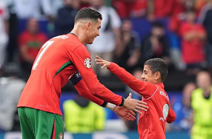 UEFA'NIN KARARLILIĞI VE GELECEK BEKLENTİLERİ
UEFA'nın Türkiye-Portekiz maçında yaşanan olaylar nedeniyle başlattığı soruşturma, spor dünyasında büyük yankı uyandırdı. UEFA'nın bu tür olaylara karşı kararlılıkla mücadele etmesi, gelecekte benzer durumların yaşanmaması için önemli bir adım olarak görülüyor. Taraftarların davranışları ve güvenlik önlemleri konusundaki hassasiyetin artırılması, futbol maçlarının daha güvenli ve keyifli bir şekilde izlenmesini sağlayacak. Gelecekte, stadyumlarda daha sıkı güvenlik önlemleri ve taraftarların bilinçlendirilmesi ile bu tür olayların önüne geçilmesi hedefleniyor.
