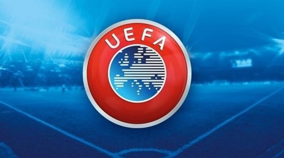 RONALDO'YA YÖNELEN İLGİ
Taraftarların sahaya girme nedenlerinden biri, Cristiano Ronaldo ile fotoğraf çektirmek istemeleriydi. Maç boyunca dört farklı zamanda sahaya dalan taraftarlar, Ronaldo'ya doğru koşarak büyük bir kaos yarattı. Sahaya giren taraftarlardan birinin üzerinde Türkiye forması olduğu dikkat çekti. Bu durum, güvenlik zafiyetini gözler önüne serdi.
