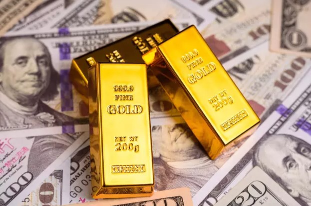 GRAM ALTINDA BÜYÜK DÜŞÜŞ
Ons altındaki bu düşüş, gram altın fiyatlarına da yansıdı. Cuma günü gram altın, bir günde 50 lira birden düşerek 2444 lira seviyesine çekildi. 2500 lira seviyesini aşan gram altın, böylelikle önemli bir gerileme yaşadı ve haftayı 2450 liradan tamamladı. Bu ani düşüş, yatırımcıların altın piyasasına olan ilgisini yeniden şekillendirdi.
