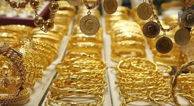 ALTIN FİYATLARININ DEĞİŞİM NEDENLERİ
Altın fiyatlarındaki bu değişimin birkaç önemli nedeni bulunuyor. Öncelikle, ABD'den gelen olumlu ekonomik veriler, doların küresel çapta güçlenmesine neden oldu. Doların güçlenmesi, genellikle altın fiyatlarında düşüşe yol açar. Ayrıca, ABD piyasalarının açılmasıyla birlikte ons altında artan satışlar, fiyatların düşmesinde etkili oldu. Jeopolitik gerilimlerin hafiflemesi de yatırımcıların altına olan talebini azalttı.
