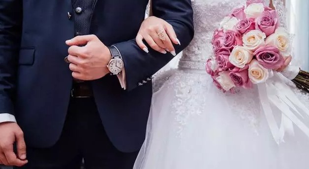 DÜĞÜN SEZONU BAŞLADI, FİYATLAR EL YAKIYOR
Ramazan ve Kurban Bayramı'nın geride kalmasıyla düğünler hızlandı. Ancak evlenecek çiftleri bu yıl üzecek yüksek fiyatlar bekliyor. Düğün alışverişi telaşında olan çiftler, maliyetlerin ne kadar arttığını görünce şaşkınlıklarını gizleyemiyorlar. Beyaz eşyadan oturma grubuna, düğün salonundan ziynet eşyalarına kadar yapılan harcamalar minimum 1 milyon TL'ye ulaşıyor.
