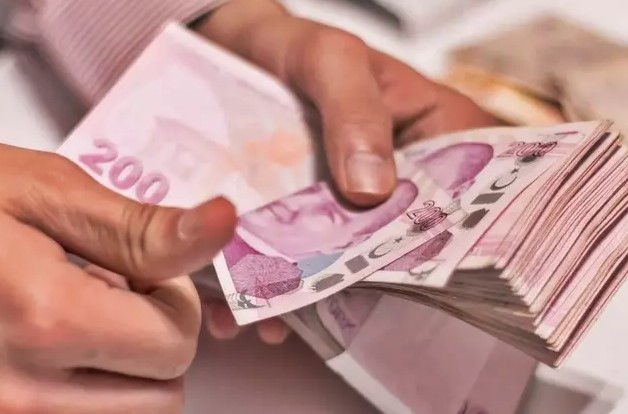 MİLYONLARCA ÇALIŞANIN BEKLENTİSİ BÜYÜK
Milyonlarca asgari ücretli, ara zam haberlerini yakından takip ediyor. Temmuz zammı sonrası emekli ve memur maaşlarına enflasyon farkı yansıtılacak. Hükümet her ne kadar "asgari ücrete ek zam olmayacak" dese de, çalışan kesim bu açıklamalara rağmen umutlu. Emekli zammı ve asgari ücrete ara zam konusu, siyasetin de önemli gündem maddelerinden biri olarak öne çıkıyor.
