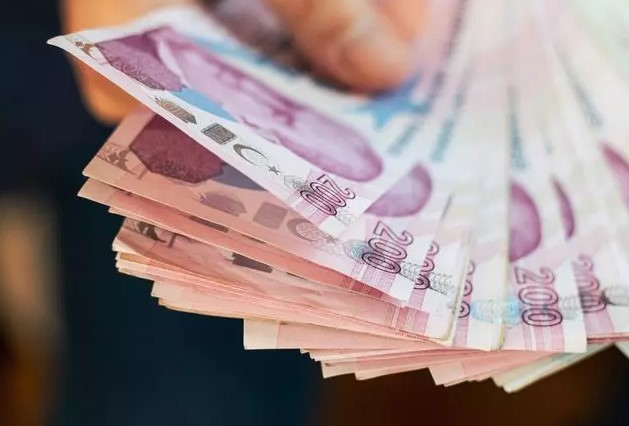 BAKAN ŞİMŞEK İLE KARATEPE'NİN GÖRÜŞMESİ MERAKLA BEKLENİYOR
Cumhurbaşkanı Recep Tayyip Erdoğan’ın, CHP Genel Başkanı Özgür Özel ile yaptığı görüşme sonrasında, Hazine ve Maliye Bakanı Mehmet Şimşek’in CHP’nin ekonomi politikalarından sorumlu genel başkan yardımcısı Yalçın Karatepe ile görüşmesi kararlaştırıldı. Bu görüşmede, asgari ücrete zam ve emeklilere refah payı konularının ele alınması bekleniyor. CHP’li Karatepe, bu görüşmeye ilişkin şunları söyledi: "Asgari ücretin artırılmaması enflasyonla mücadele aracı olarak görülüyor. Biz, yoksullaştırıcı ekonomi politikalarının karşısında olduğumuzu ifade edeceğiz. Temmuzdan itibaren asgari ücrete en az enflasyon farkı kadar zam yapılması gerektiğini söyleyeceğiz. Bugün asgari ücret, mayıs ayı verileriyle bile açlık sınırının 2 bin lira altında kalıyor. Yılın geri kalan kısmında aynı asgari ücret seviyesiyle geçinilemeyeceğini söyleyeceğiz."
