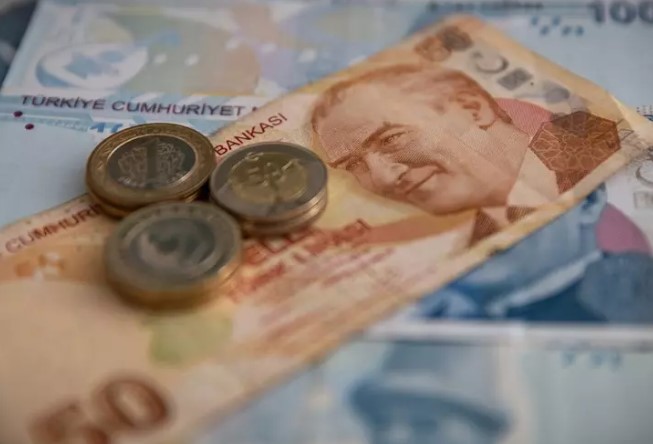 ASGARİ ÜCRETE ARA ZAM YAPILACAK MI?
Asgari ücrete temmuz ayında ara zam yapılmayacağı kesinleşti. Ancak SGK Başuzmanı İsa Karakaş, TGRT Haber TV'ye yaptığı açıklamalarda asgari ücrete ara zam tarihiyle ilgili önemli bilgiler verdi. Karakaş, eylül ayında asgari ücrete bir zam yapılmasını beklediğini açıkladı ve zam miktarını 4 bin TL olarak hesapladı.
