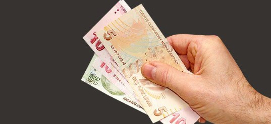 EKONOMİK RAHATLAMA BEKLENİYOR
Karakaş, yapılacak zammın asgari ücretle geçinen vatandaşlar için önemli bir destek olacağını belirtti. Gıda, kira ve diğer temel ihtiyaçlardaki fiyat artışlarından olumsuz etkilenen asgari ücretliler için planlanan zam, ekonomik anlamda büyük bir rahatlama sağlayacak. Asgari ücrette ek zam yapılmazsa, 2024 yılının sonuna kadar asgari ücretin 17 bin 2 lira olarak yatırılacağını söyledi. 2025 yılının ocak ayında ise komisyon görüşmeleri neticesinde yeni asgari ücret belirlenecek. Bu durumda, asgari ücret komisyonunun görüşmelere aralık ayında başlaması bekleniyor.
