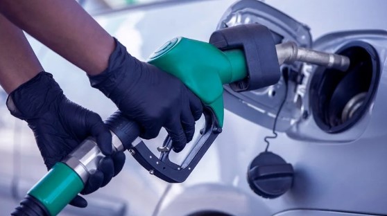 PETROL VE DÖVİZDEKİ ARTIŞ AKARYAKIT FİYATLARINI YÜKSELTTİ
Son dönemde döviz kurundaki yükseliş ve petrol fiyatlarındaki artış, akaryakıt fiyatlarına da yansıdı. 21 Haziran'da ertelenen zamla birlikte benzinde 2 lira 1 kuruş, motorinde ise 1 lira 69 kuruş artış yaşandı. Bu zamların ardından 3 Temmuz'da ÖTV zammı da gelerek fiyatları daha da yukarı çekecek.
