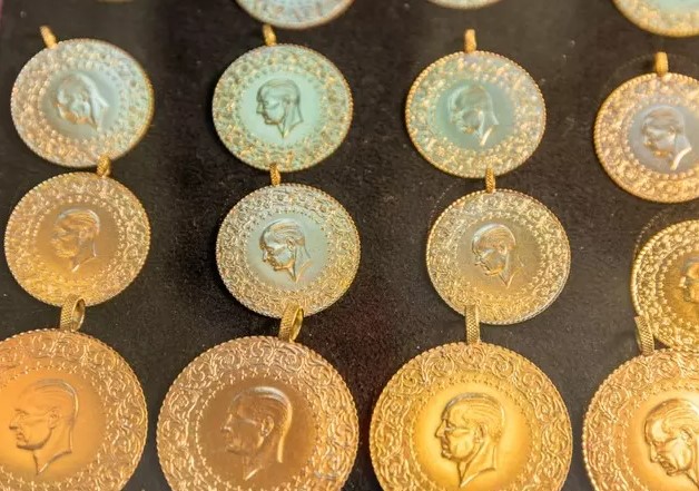 ALTINDA SON DURUM: GRAM FİYATINDA DALGALANMA
Dün, altının ons fiyatındaki yükselişin etkisiyle gram altın değer kazanarak günü bir önceki kapanışın %0,8 üzerinde 2 bin 471 TL’den tamamladı. Yeni güne ise hafif bir düşüşle başlayan altının gram fiyatı, saat 09.45 itibarıyla %0,4 azalışla 2 bin 462 TL seviyesinde bulunuyor. Aynı dakikalarda çeyrek altın 4 bin 80 TL’den, Cumhuriyet altını ise 16 bin 270 TL’den satılıyor. Altının ons fiyatı ise %0,4 kayıpla 2 bin 325 dolardan işlem görüyor.
