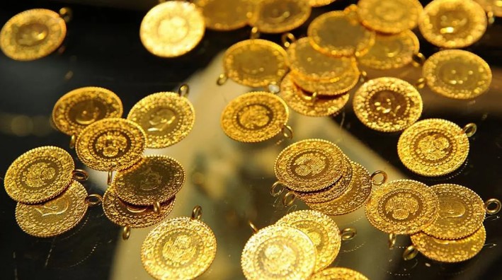 PİYASALARDA FED FAİZ İNDİRİMİ BEKLENTİSİ
Bu gelişmelerin ardından para piyasalarında, Fed’in Eylül ayında faiz indirimine başlama ihtimali %74, Kasım ayında ise %90 olarak fiyatlanıyor. Ayrıca, Aralık ayında bankanın ikinci kez faiz indirimi yapma olasılığı %90 seviyesinde bulunuyor. Bu beklentiler, altın fiyatlarının gelecekteki seyrinde önemli rol oynayacak.
