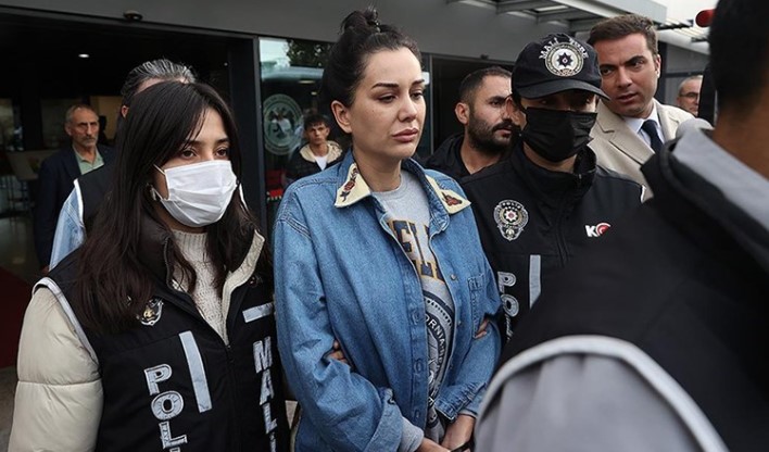 SOSYAL MEDYADA TEPKİLER
Tahliye kararının ardından, sosyal medya kullanıcıları arasında çeşitli tepkiler dile getirildi. Bir kısım kullanıcı, adaletin yerini bulduğunu savunurken, bazı kullanıcılar ise kararın adil olmadığını öne sürdü. Özellikle Banu Parlak’ın takipçileri, karara tepki göstererek, saldırının faillerinin cezasız kalmaması gerektiğini vurguladı.
