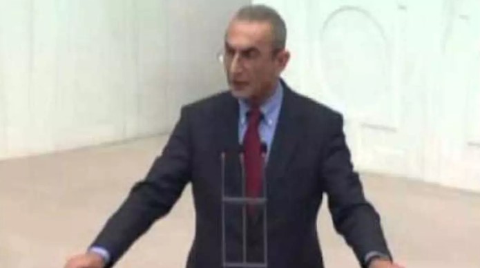 TOPLUMDA BIRAKTIĞI İZ
Bekir Aksoy, görev yaptığı dönemde dürüst ve çalışkan kişiliğiyle tanındı. Siyasi ve bürokratik alandaki hizmetleri, birçok kişi tarafından takdirle karşılandı. Aksoy'un vefatı, sadece ailesi ve yakın çevresi için değil, aynı zamanda Türkiye siyaseti için de büyük bir kayıp olarak değerlendiriliyor.
