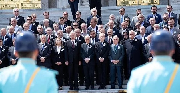 CENAZE TÖRENİ DETAYLARI
Yarın, TBMM'de düzenlenecek olan cenaze töreni saat 11:00'de başlayacak. Törenin ardından Aksoy'un naaşı, Kocatepe Camii'ne götürülecek ve burada kılınacak öğle namazının ardından Gölbaşı Mezarlığı'na defnedilecek. Törene, ailesi, sevenleri, siyasi ve bürokratik çevreden birçok isim katılacak.
