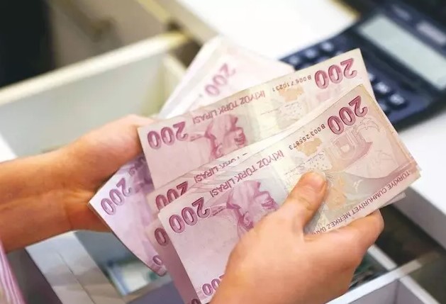 MEMUR MAAŞLARINDAKİ ARTIŞLAR
Enflasyon farkı ve toplu sözleşme artışı sonrası en düşük memur ve memur emeklisi maaşları da artacak. Refah payı eklenmesi durumunda bu oranlar daha da yükselecek. İşte yeni maaşlar:
Memur: 32.860,37 TL’den 39.544,17 TL’ye
Memur emeklisi: 14.741,51 TL’den 17.739,93 TL’ye
