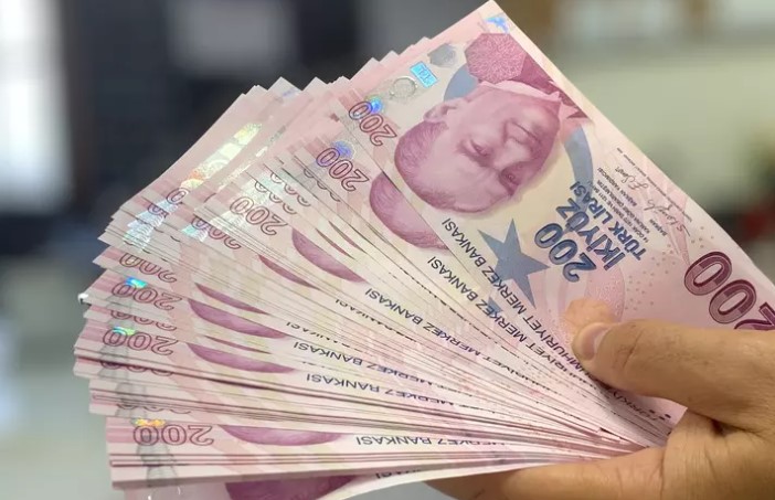 KIDEM TAZMİNATI TAVANI YÜKSELECEK
Ocak ve Temmuz aylarında maaş artışlarına paralel olarak kıdem tazminatı tavanı da yeniden belirleniyor. Temmuz ayında işten ayrılan çalışanlar, Haziran ayında ayrılanlara göre daha yüksek tazminat alabilecekler. Yeni kıdem tazminatı tavanı şu şekilde olacak:
Mevcut tavan: 35.058,58 TL
Yüzde 20.34 zamlı tavan: 42.189,50 TL
Damga vergisi kesilmiş tutarlar:
Mevcut: 34.792,47 TL
Yüzde 20.34 zamlı: 41.869,26 TL
