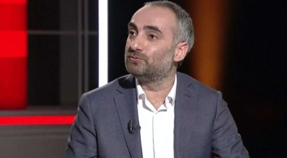 HALK TV VE SÖZCÜ TV'DEKİ GÖREVLERİ
İsmail Saymaz, Halk TV'ye geri dönmeden önce Sözcü TV'de programlar yapmış ve Sözcü gazetesinde köşe yazıları yazmıştı. Sözcü TV'deki programları ve Sözcü gazetesindeki köşe yazılarıyla geniş bir izleyici kitlesine ulaşan Saymaz, Halk TV'deki yeni göreviyle de aynı başarıyı sürdürmeyi hedefliyor.
