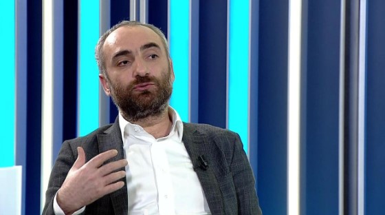 İsmail Saymaz'ın Halk TV'ye geri dönüşü, Türkiye medya dünyasında önemli bir gelişme olarak değerlendiriliyor. Gazetecilik kariyerinde pek çok başarıya imza atan Saymaz'ın, Halk TV'deki yeni dönemi de büyük bir ilgiyle takip edilecek. Saymaz, halkın sesi olmaya devam ederken, Halk TV izleyicileri de onun haber ve analizleriyle daha da bilinçlenmiş olacak.