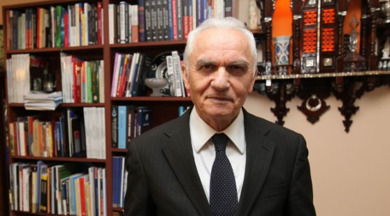 YAŞAR YAKIŞ KİMDİR?
1938 yılında Düzce'de doğan Yaşar Yakış, diplomasideki kariyerine Anvers Başkonsolosluğu'nda muavin konsolos olarak başladı. Lagos, Roma ve Şam büyükelçiliklerinde çeşitli görevler üstlenen Yakış, Brüksel'deki NATO Daimi Temsilciliği'nde de çalıştı. 1985 yılında Türkiye Cumhurbaşkanı'na sekreterya hizmeti sunmak üzere kurulan İSEDAK Koordinasyon Kurulu'nun kuruculuğunu ve başkanlığını yaptı.
