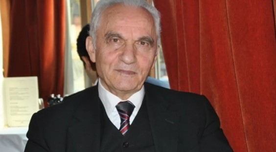 SON YOLCULUĞUNA UĞURLANIYOR
Yakış'ın vefatı, Türkiye'de büyük üzüntü yarattı. Eski Bakan, uzun yıllar boyunca diplomasi ve siyaset arenasında ülkesine hizmet etti. Türkiye'nin uluslararası ilişkilerinde önemli bir figür olan Yakış, hizmetleri ve çalışmalarıyla hatırlanacak. Cenaze töreni ile ilgili ayrıntılar yakında açıklanacak ve sevenleri, dostları, devlet yetkilileri ve diplomatlar onu son yolculuğunda yalnız bırakmayacak.
