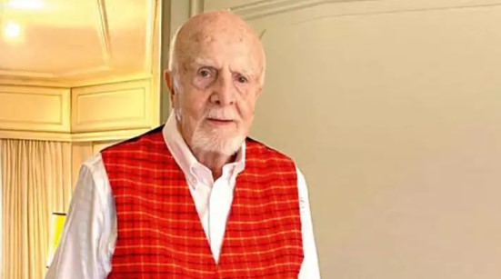 CAN KIRAÇ'IN YAŞAMI VE KARİYERİ
22 Mayıs 1927'de Ankara'da doğan Can Kıraç, çocukluğunu Eskişehir'de geçirdi. 1946 yılında Galatasaray Lisesi'ni, 1950 yılında ise Ankara Üniversitesi Ziraat Fakültesi'ni başarıyla tamamladı. Öğrencilik yıllarında aktif bir rol üstlenerek 1949-1950 yıllarında Türkiye Milli Talebe Federasyonu başkanlığı yaptı.
