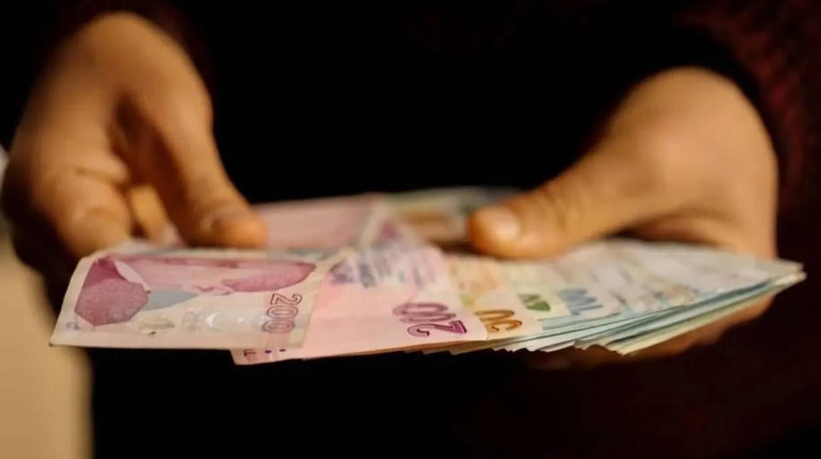 EMEKLİLERİN KAMUDA ÇALIŞMASI YASAKLANDI
AYM'nin kararı, Habertürk yazarı Ahmet Kıvanç tarafından detaylı bir şekilde ele alındı. Kıvanç, haberinde, 5335 sayılı Kanun'un 30. maddesi gereği herhangi bir sosyal güvenlik kurumundan emeklilik veya yaşlılık aylığı alanların, genel bütçeye dahil daireler, katma bütçeli idareler, döner sermayeler, kefalet sandıkları, sosyal güvenlik kurumları ve bütçeden yardım alan kuruluşların kadrolarında görev alamayacağını belirtti. Ayrıca, emeklilik veya yaşlılık aylığı kesilmeksizin bu kurumlarda çalışmanın da mümkün olmadığını vurguladı.
