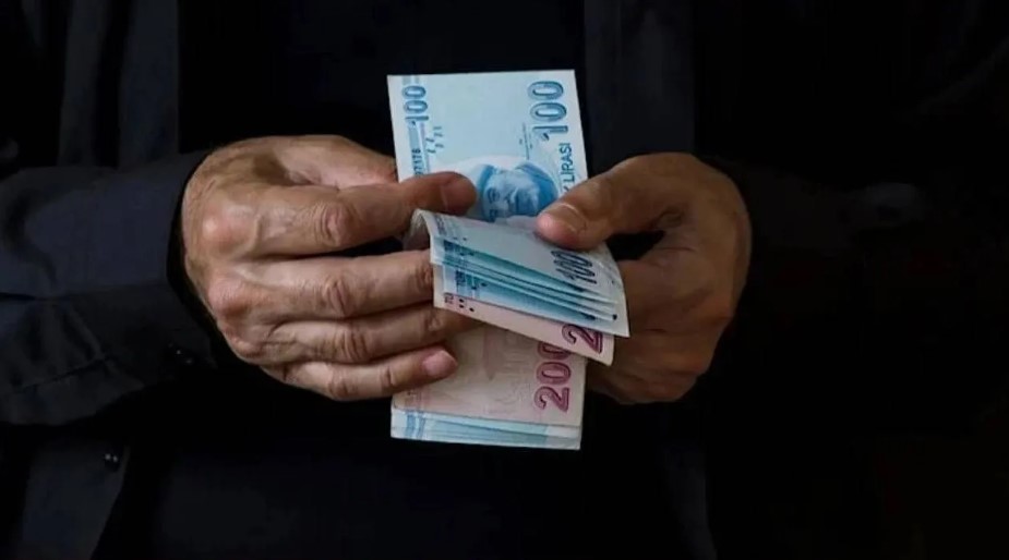 KARARIN YÜRÜRLÜĞE GİRMESİ VE SONUÇLARI
AYM'nin iptal kararı, 14 Haziran 2024 tarihinde Resmi Gazete'de yayımlandığı gün yürürlüğe girdi. Kararın yürürlüğe girmesiyle birlikte, devletten yardım alan dernek ve vakıflarda EYT kapsamında emekli olduktan sonra çalışmaya devam eden kişiler iki seçenekle karşı karşıya kaldı: ya emekli aylıklarını kestirerek çalışmaya devam edecekler ya da çalıştıkları dernek ve vakıflardan ayrılmak zorunda kalacaklar.
