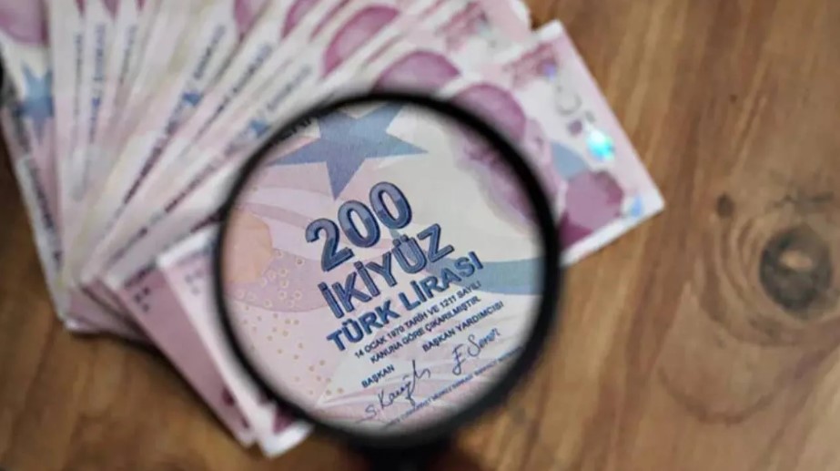 EMEKLİLERİN DURUMU NE OLACAK?
Bu karar, başta Kızılay olmak üzere birçok dernek ve vakıfta çalışan emeklileri etkileyecek. Bu kurumlarda görev yapan emekliler, yeni düzenlemeye uyum sağlamak zorunda kalacak. AYM'nin kararı, emeklilerin çalışma hayatındaki durumlarını yeniden gözden geçirmelerine neden olacak.

