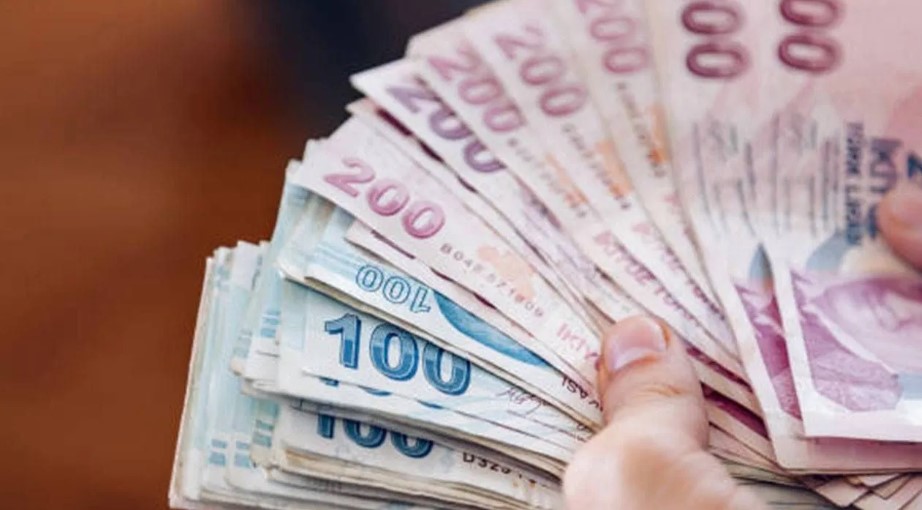 KARARIN GENÇ NÜFUSA ETKİSİ
AYM'nin bu kararı, genç nüfusun kamu kurum ve kuruluşlarında istihdamının artırılması amacıyla alındı. Emeklilerin kamu kurumlarında çalışmasının yasaklanması, genç işsizliğin azaltılması ve genç nüfusun iş gücüne katılımının artırılması hedefleniyor. Bu bağlamda, AYM'nin kararı, genç nüfusun istihdamını destekleyen önemli bir adım olarak değerlendiriliyor.
