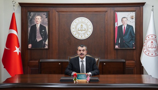 ÖZEL SEKTÖR ÖĞRETMENLERİNE MAAŞ İYİLEŞTİRMESİ
Özel sektörde çalışan öğretmenlerin maaşlarının iyileştirilmesi konusuna değinen Bakan Tekin, sendikalarla yapılan toplantıların verimli geçtiğini ifade etti. Tekin, "Eğitim sektöründe faaliyet gösteren sendikalarla saat 24.00'e kadar süren toplantılar gerçekleştirdik. Bakan yardımcıları ve genel müdürlerle birlikte özel sektör öğretmenleriyle oturup konuştuk. Bu görüşmelerin 'kısa bir görüşme' olarak lanse edilmesi yanlış. Toplamda 8-10 defa görüştük. Kamuoyuna bu durumu 'görüşmüyorlar' diye lanse etmelerinden rahatsızım" dedi.
