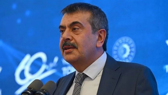 TABAN MAAŞ KONUSU
Öğretmenlerin taban maaş konusundaki taleplerine ilişkin soruya yanıt veren Bakan Tekin, bu konunun sosyal medya üzerinden tartışılmasına gerek olmadığını vurguladı. "Biz arkadaşlarımızın problemlerini çözmek için her iki tarafla da oturup gerekli müzakereleri yapıyoruz. Sorunları da çözeceğiz" dedi. Tekin, taban maaş konusunun Öğretmenlik Meslek Kanunu'na eklenmesi gerektiği yönündeki soruya ise, "Bu iş kanunla çözülecek bir konu değil. Biz bu konuyu çözmek için gerekli adımları atıyoruz. İyi niyetle problemlerini çözmek için çaba sarf ediyoruz" yanıtını verdi.
