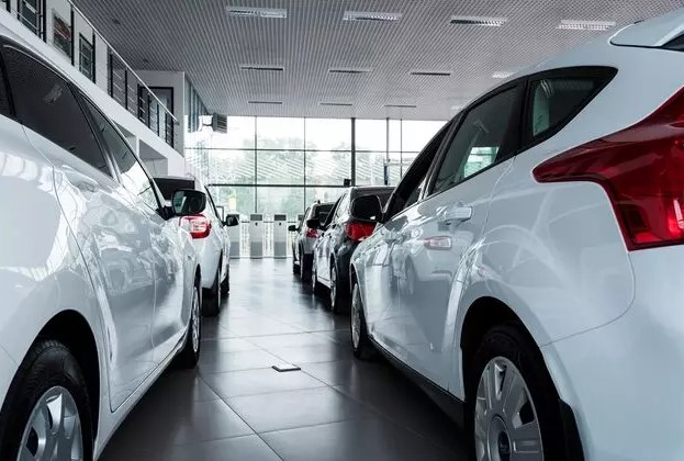 YENİ KARARLAR VE UZATILAN TARİHLER
Avrupa Birliği'nin yeni otomobillerde zorunlu hale getirdiği 'Genel Güvenlik Yönetmeliği'nin (GSR) Türkiye'de yürürlüğe giriş tarihi 7 Temmuz'dan 31 Ağustos'a ertelendi. Ancak bu erteleme yalnızca yerli araçlar için geçerli olacak. Ticaret Bakanlığı, bu açıklamaların hemen ardından, otomobil satışları için getirilen 6 ay 6 bin kilometre sınırlamasının bir kez daha uzatıldığını bildirdi.
