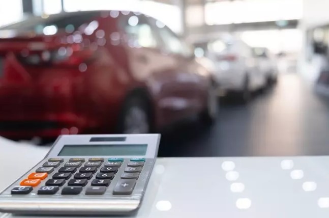 90 MİLYON LİRA CEZA KESİLDİ
Ticaret Bakanlığı, otomotiv piyasasında geçen yıl yaşanan spekülatif fiyat oluşumları ve stokçuluk faaliyetlerini ortadan kaldırmak amacıyla çalışmalarını sürdürdüğünü belirtti. Bu kapsamda getirilen "pazarlama ve satış kısıtlaması" ile ikinci el motorlu kara taşıtı ticareti yapan yetkili satıcılar ve bireysel satıcıların, motosiklet, otomobil ve arazi taşıtlarının ilk tescil tarihinden itibaren 6 ay ve 6 bin kilometre geçmedikçe pazarlama veya satış yapmaları yasaklanmıştı. Ayrıca, "ilan kısıtlaması" ile güncel satış fiyatının üzerinde bir fiyattan ilan yoluyla ikinci el satış yapılması da yasaklanmıştı. Bugüne kadar bu düzenlemelere uymayan bayilere ve galerilere yaklaşık 52 milyon TL, ilan kısıtlamasına uymayanlara ise yaklaşık 90 milyon TL idari para cezası kesildi.
